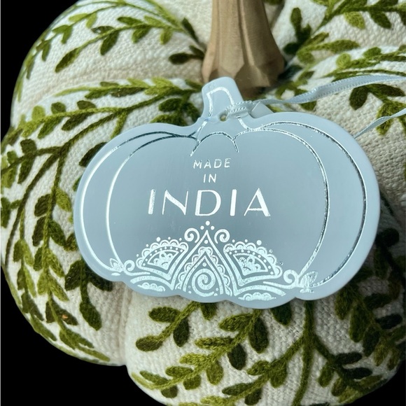 🍃Beautifully Crafted Decorative White and Green Pumpkin - Picture 9 of 13